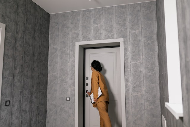 landlord%20on%20tan%20suit,%20holding%20a%20clipboard%20knocking%20on%20a%20tenants%20door%20to%20assess%20noise%20complaint landlord%20on%20tan%20suit,%20holding%20a%20clipboard%20knocking%20on%20a%20tenants%20door%20to%20assess%20noise%20complaint